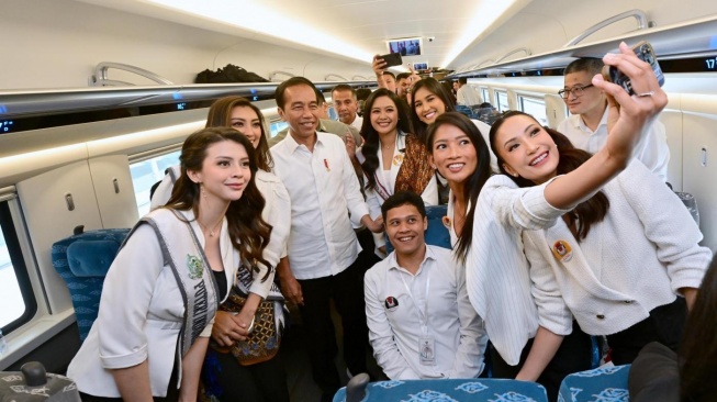 Presiden Joko Widodo atau Jokowi diajak foto bersama saat lakukan uji coba Kereta Cepat Jakarta-Bandung dari Stasiun KCJB Halim, Jakarta Timur, Rabu (13/9/2023). [Muchlis Jr - Biro Pers Sekretariat]