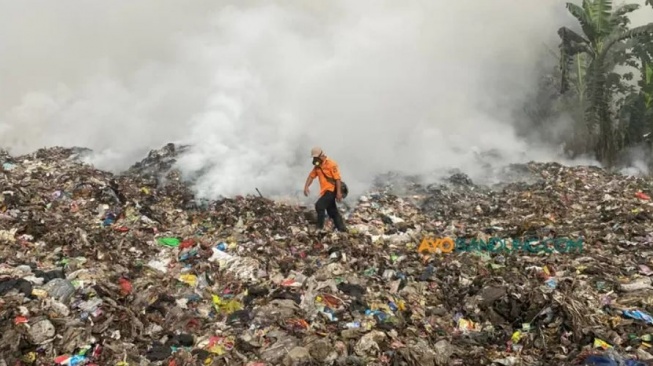 TPA Sarimukti di Bandung Barat terbakar. (AyoBandung)