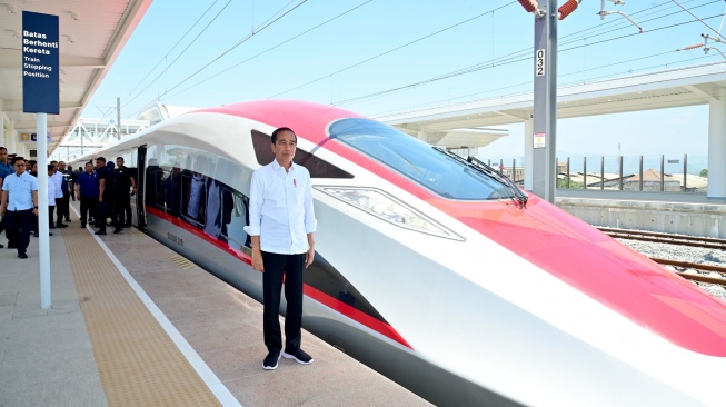 Presiden Joko Widodo atau Jokowi lakukan uji coba Kereta Cepat Jakarta-Bandung dari Stasiun KCJB Halim, Jakarta Timur, Rabu (13/9/2023). [Muchlis Jr - Biro Pers Sekretariat]