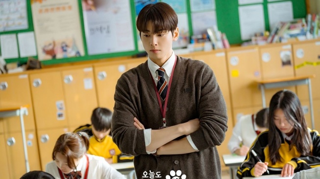 5 Potret Cha Eun Woo ASTRO di A Good Day to Be a Dog, Jadi Guru Matematikan yang Menawan