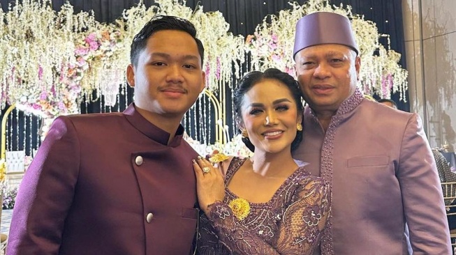 Azriel Hermansyah bersama Kris Dayanti dan Raul Lemos. (Instagram)