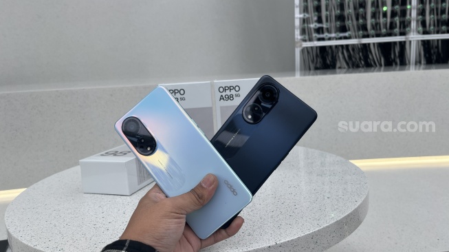 Spesifikasi dan harga Oppo A98 5G yang resmi diluncurkan di Gandaria City pada Kamis (14/9/2023). [Suara.com/Dicky Prastya]