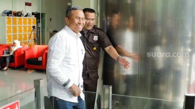 Mantan Menteri BUMN Dahlan Iskan usai menjalani pemeriksaan di Gedung Merah Putih KPK, Jakarta, Kamis (14/9/2023). [Suara.com/Alfian Winanto]