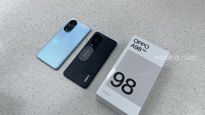 Spesifikasi dan harga Oppo A98 5G yang resmi diluncurkan di Gandaria City pada Kamis (14/9/2023). [Suara.com/Dicky Prastya]