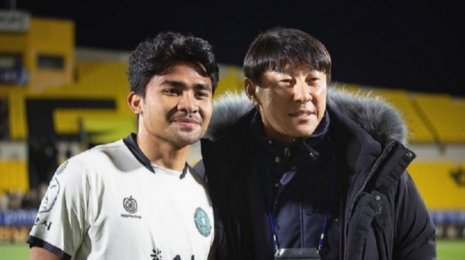 Shin Tae-yong dan Asnawi Mangkualam. (Foto: Instagram/@asnawi_bhr)