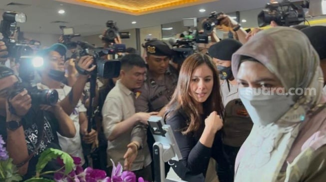 Artis Wulan Guritno saat tiba di Bareskrim Polri untuk memenuhi panggilan terkait kasus promosi situs judi online slot pada Kamis (14/9/2023). (Suara.com/Yasir)