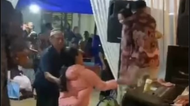 Viral! Lagi Asyik Nyanyi di Hajatan, Seorang Suami Diamuk Istri dan Anak