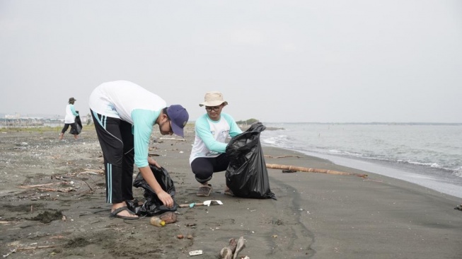 Peduli Lingkungan, Pertamina Patra Niaga Gelar Coastal Clean Up dan Penanaman 10.300 Tanaman Laut di Pantai Tirang