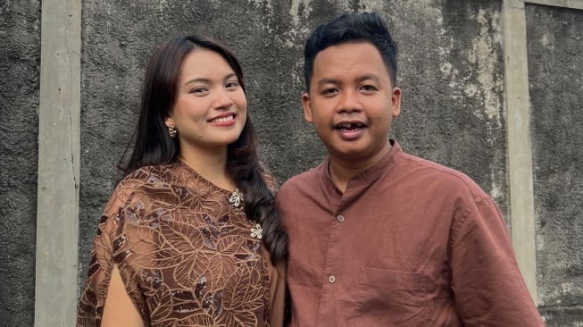 Dustin Tiffani bersama pacar, Dita Rizky Amalia. [Instagram]