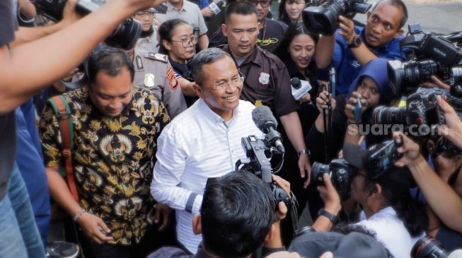 Mantan Menteri BUMN Dahlan Iskan usai menjalani pemeriksaan di Gedung Merah Putih KPK, Jakarta, Kamis (14/9/2023). [Suara.com/Alfian Winanto]