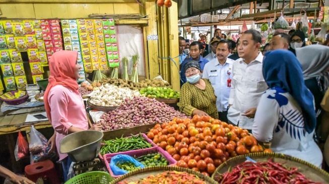 Wali Kota Surabaya, Eri Cahyadi, mengendalikan inflasi dengan sidak ke pasar tradisional. (Dok: Pemkot Surabaya)