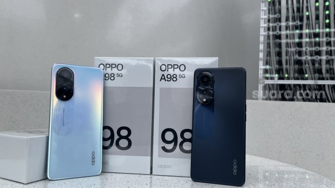 Spesifikasi dan harga Oppo A98 5G yang resmi diluncurkan di Gandaria City pada Kamis (14/9/2023). [Suara.com/Dicky Prastya]