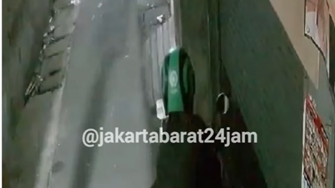 Detik-Detik Pelaku Curanmor Beraksi di Jakarta Barat, Pakai Helm Ojol untuk Samarkan Identitas