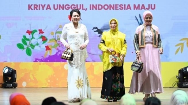 Sofha Marwah Tampil Anggun, Padukan Baju Bodo dan Sarung Lagosi di Pameran Kriyanusa