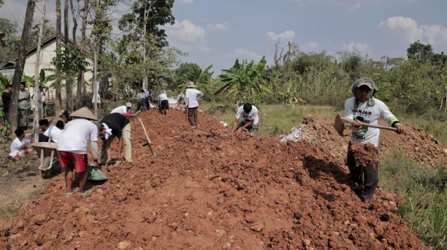 Perbaiki Jalan Desa, Petani hingga Anak Sekolah Segera Rasakan Dampak Baiknya