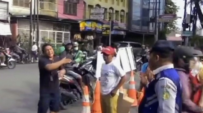 Warga di Medan Ngamuk Jalan Ditutup Karena Revitalisasi Jembatan: Pikirkan Kami Cari Makan!