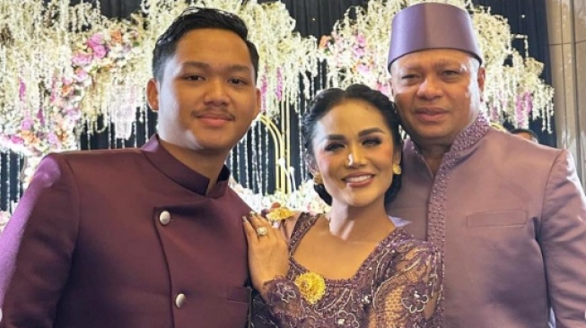 Krisdayanti bersama Raul Lemos dan Azriel Hermansyah (instagram)