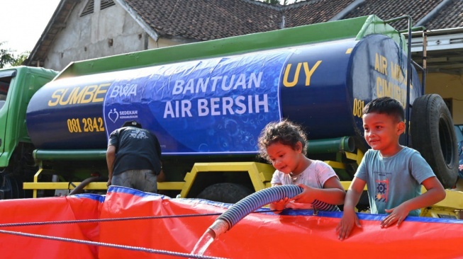 Dampak Kemarau, Warga dan Anak-Anak di Pandeglang Girang Dapat Bantuan Air Bersih