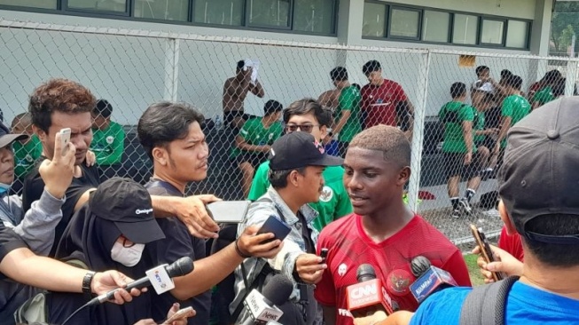 Penyerang tim nasional Indonesia U-24 Hugo Samir saat diwawancarai pewarta seusai menjalani pemusatan latihan timnas Indonesia U-24 di Lapangan A komplek Stadion Gelora Bung Karno, Jakarta, Jumat (15/09/2023). (ANTARA/FAJAR SATRIYO)