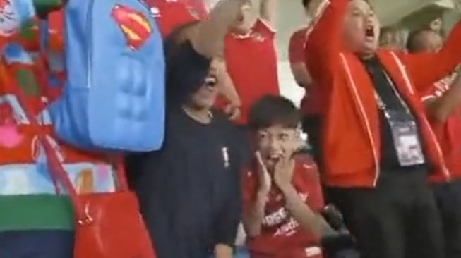 Potret Jan Ethes Nonton Timnas Indonesia. (TikTok/murtadhaone)