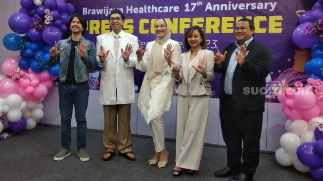 Konferensi pers Brawijaya Healthcare 17th Anniversary yang dihadiri oleh: (ki-ka) Ariyo Wahab (artis), dr. Uf Bagazi, SpOG (Direktur Brawijaya Hospital Antasari), Amira Ganis (Presiden Direktur Brawijaya Healthcare Group), Dian Sunardi (Direktur Marketing Brawijaya Healthcare Group) dan Arie Wibowo (Corporate VP human Capital & Legal) di RS Brawijaya Saharjo, Jakarta, Rabu (13/9/2023). (Foto: Suara.com)