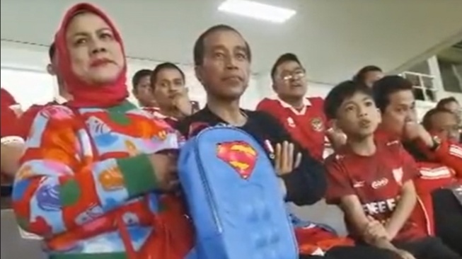 Potret Jan Ethes Nonton Timnas Indonesia. (TikTok/murtadhaone)