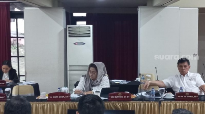 Anggota DPRD DKI, Cinta Mega muncul saat rapat anggaran di DPRD meski sudah dipecat PDIP. (Suara.com/Fakhri)