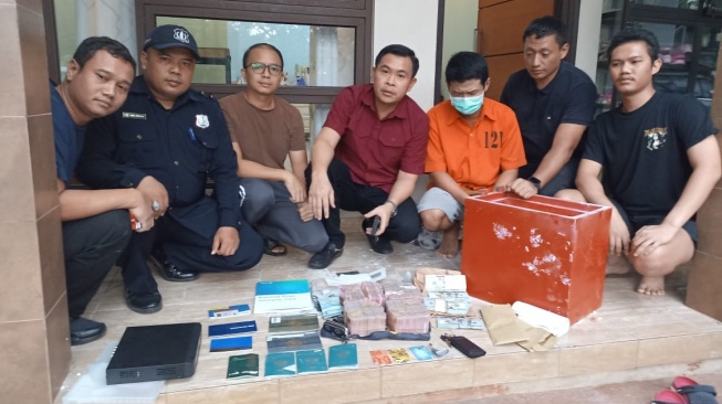 Geledah Rumah Kaki Tangan Gembong Narkoba Fredy Pratama di BSD Tangerang, Bareskrim Sita Gepokan Dollar