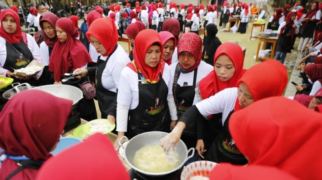 Relawan Espas Sandi Uno Ciptakan Lapangan Kerja Baru dengan Pelatihan Olahan Ayam di Pangandaran