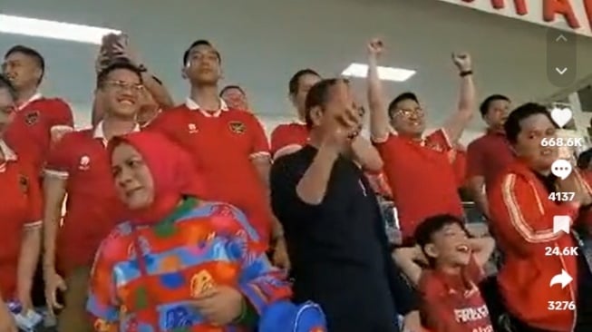 Potret Jan Ethes Nonton Timnas Indonesia. (TikTok/murtadhaone)