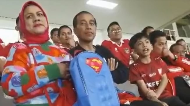 Potret Jan Ethes Nonton Timnas Indonesia. (TikTok/murtadhaone)