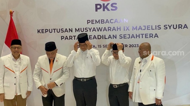 Usai Resmi Diusung di Pilpres 2024, Anies-Cak Imin Senang Disematkan 'Peci Nasional' Oleh Presiden PKS