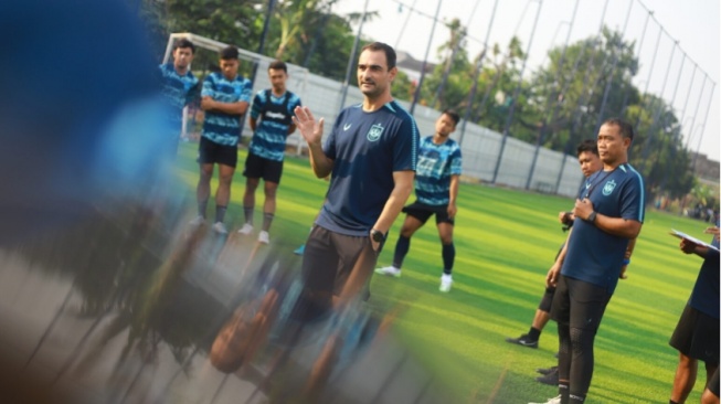 Skuad PSIS Semarang Ketika Menjalani Latihan Bersama Pelatih Kepala, Gilbert Agius (Tengah). (psis.co.id)