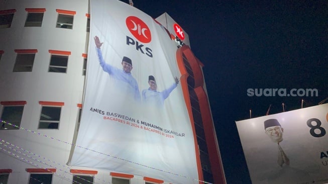 Partai Keadilan Sejahtera (PKS) membentangkan banner raksasa bergambar Anies-Cak Imin di Gedung Kantor DPP partainya di Jalan TB Simatupang, Jakarta Selatan, Jumat (15/9/2023). (Suara.com/Bagaskara)