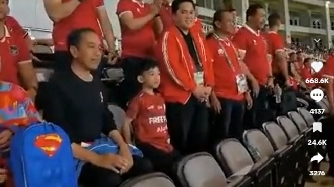 Potret Jan Ethes Nonton Timnas Indonesia. (TikTok/murtadhaone)