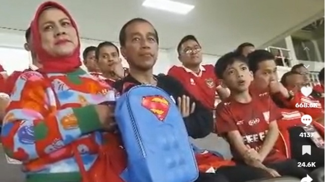 Potret Jan Ethes Nonton Timnas Indonesia. (TikTok/murtadhaone)