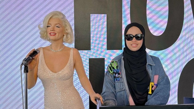 Putri Ariani berfoto bareng patung lilin Marylin Monroe di musem Madame Tussauds LA. [Instagram]