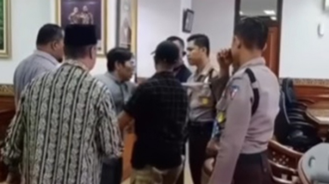 Tangkapan layar video dosen-dosen dan Rektor UIN Suska Riau bersitegang. [Instagram]