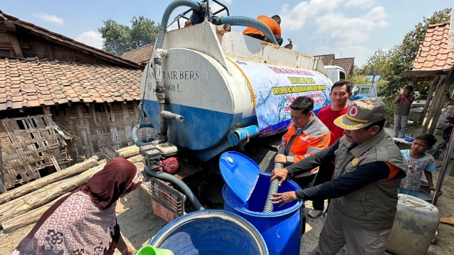 Bantu Warga Terdampak Bencana Kekeringan Ekstrem, Semen Gresik Salurkan 400 ribu Liter Air Bersih ke 14 Desa di Rembang