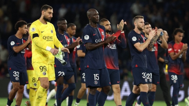 Gestur Pemain PSG usai dipermalukan Nice di Parc des Princes, Sabtu (16/9/2023), di laga pekan kelima Ligue 1. [AFP]