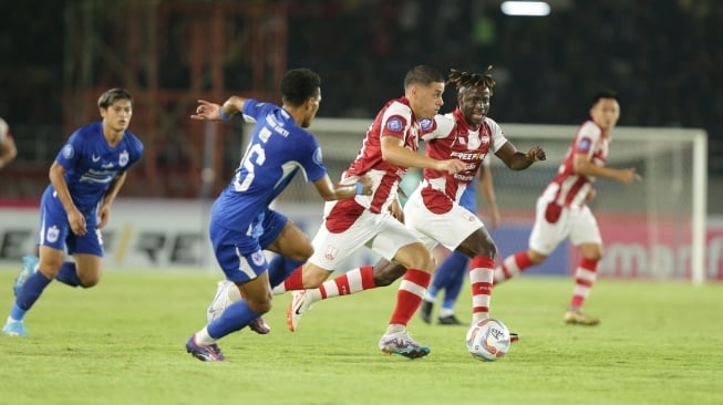 Gelandang Persis Solo, Alexis Messidoro berusaha merangsek ke pertahanan PSIS Semarang dalam pertandingan lanjutan pekan ke-12 BRI Liga 1 2023/2024 di Stadion Manahan, Sabtu (16/9/2023). [Dok Persis Solo]