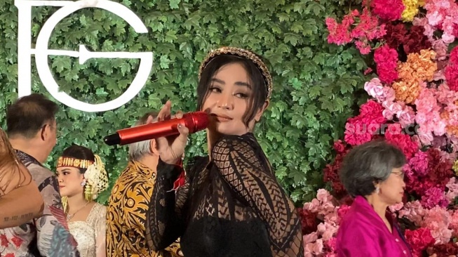 Dewi Perssik di pesta pernikahan putra Hotman Paris Hutapea, Fritz Hutapea di Balai Samudera, Jakarta, Sabtu (16/9/2023) [Suara.com/Adiyoga Priyambodo]