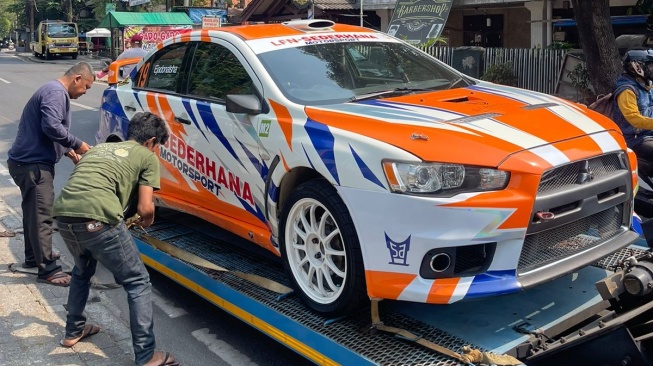 Jenis mobil towing dari Tristar Transindo untuk Riverside Rally Team [Wahana].