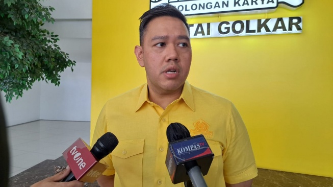 Ketua DPP Partai Golkar Dave Akbarshah Fikarno Laksono membeberkan bakal ada satu partai politik yang bergabung dengan Koalisi Indonesia Maju. [Suara.com/Bagaskara]