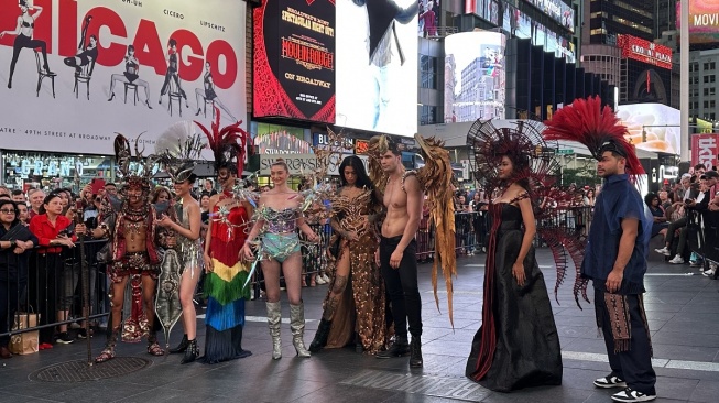 Fashion show yang ditampilkan di ajang Indopop Movement Volume 3 di Times Square New York. [Instagram]