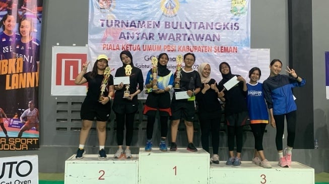 Kalah Dramatis, Ganda Putri Suara.com Raih Runner Up Turnamen Piala Ketua PBSI Sleman