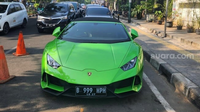 Deretan mobil mewah di acara pernikahan putra Hotman Paris Hutapea, Fritz Hutapea di Gereja HKBP Rawamangun, Jakarta, Sabtu (16/9/2023) [Suara.com/Adiyoga Priyambodo]