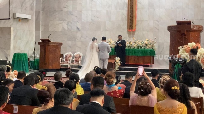 Suasana upacara pemberkatan nikah putra Hotman Paris, Fritz Hutapea dan Chen Giovani di Gereja HKBP Rawamangun, Jakarta, Sabtu (16/9/2023) [Suara.com/Adiyoga Priyambodo]