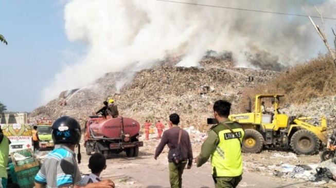 Kebakaran di Putri Cempo Tak Kunjung Padam, Gibran Instruksikan Pakai Sistem Water Bombing