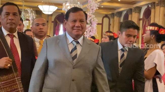 Menteri Pertahanan RI sekaligus bacapres Prabowo Subianto di dalam pesta pernikahan putra Hotman Paris Hutapea di area Balai Samudera, Jakarta, Sabtu (16/9/2023) [Suara.com/Adiyoga Priyambodo]